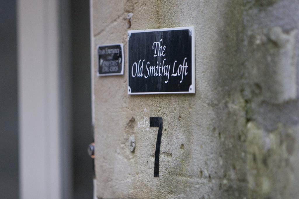The Old Smithy Loft Apartment Бат Стая снимка